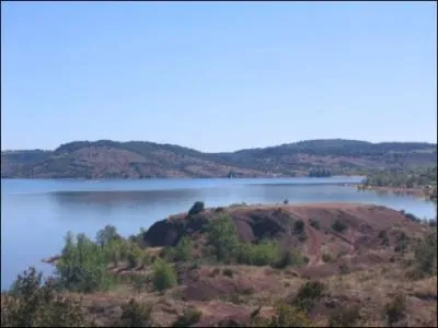 Le ... , un vritable rgal pour les yeux avec son aspect sauvage, color par son substrat de terre rouge appel la ruffe. Que trouverez-vous dans ses eaux ? Attention  l'orthographe.