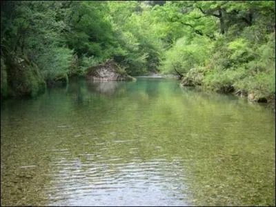 La rivire la Vis est tout simplement ensorcelante. Le cadre o elle s'broue est magnifique. Ses eaux y sont limpides, riche en truites. Elle dlimite la commune de :