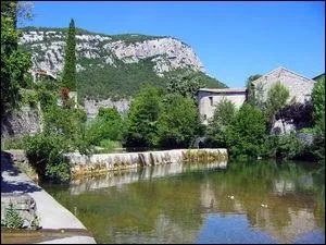 Le Vidourle est un fleuve côtier français des Cévennes, long de 80 km. En amont, l'impétueux fleuve abrite une intéressante population de truites.