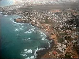 Cette ville africaine compte plus de 3 215 255 habitants. Son maire est Khalifa Sall. Elle se situe sur l'troite presqu'le du Cap-Vert. Quelle est-elle ?