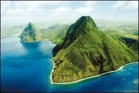 Cette capitale se situe sur une le. C'est le centre commercial de son pays et son port est l'un des plus importants des Antilles. Elle abrite plus de 12 904 habitants. Quelle est-elle ?