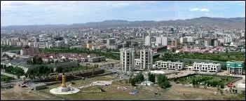Cette ville asiatique abrite plus de 1 151 500 habitants. Elle est situe  1350 mtres d'altitude. Elle s'tend d'est en ouest au fond de la valle de la rivire Tuul. Quelle est-elle ?