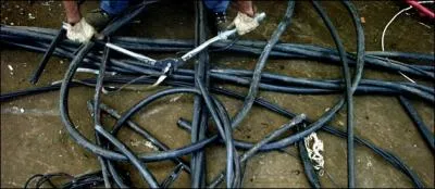 Les lectriciens ont du rparer les (... ... . . ) endommags par la tempte.