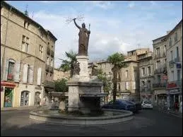 Nous allons  Pzenas ( Hrault ). Cette ville est chef-lieu ...