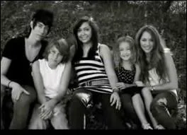 Comment s'appellent les 2 frres de Miley ?