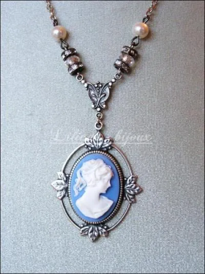 A qui appartenait ce collier en 1864 ?