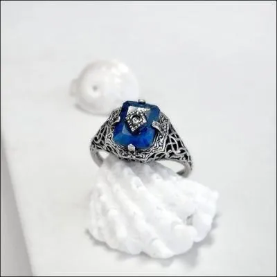 A qui est cette bague qui sert  sortir le jour ?