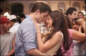 De qui Renesme a-t-elle les yeux ?