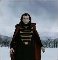 Lorsque les Volturi s'en vont, qui Aro regarde-t-il en murmurant  Un vritable trsor.   ?