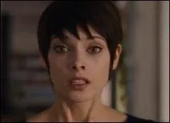 Comment est habille Alice lorsqu'elle a une vision montrant l'arrive prochaine des Volturi ?