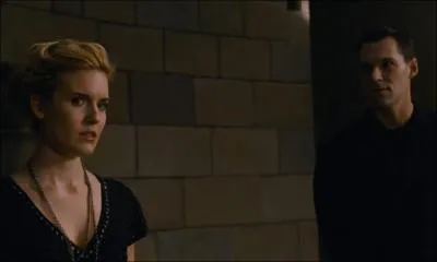 Quand Irina se rend chez les Volturi, qui lui demande ce qu'elle vient faire ici ?