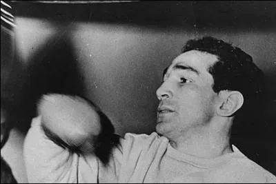  Un vieux boxeur perd ... ses jambes, ... ses rflexes, et ... ses amis. 