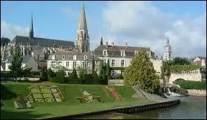 La ville de Vendme ( Loir-et-Cher ) est chef-lieu ...