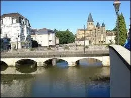 Nous sommes  Paray-le-Monial ( Sane-et-Loire ). Cette ville est chef-lieu ...