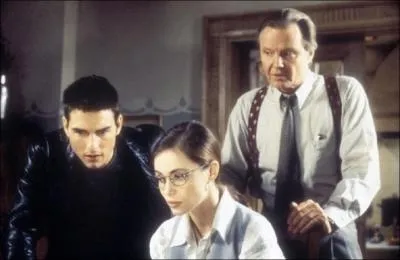 Jim Phelps, agent de Force Mission Impossible, est charg d'intercepter A. Golytsin, un tratre, qui a l'intention de s'emparer de la liste NOC contenant les noms des agents infiltrs en Europe :