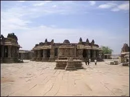 L'ensemble monumental de temples, d'difices civils, princiers ou publics de Hampi est inscrit depuis 1986 dans liste du patrimoine mondial. Dans quel pays se trouve-t-il ?