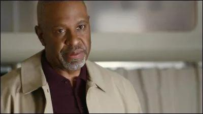 Comment s'appelle le chef de la chirurgie, qui a donn sa dmission pour protger Meredith ?