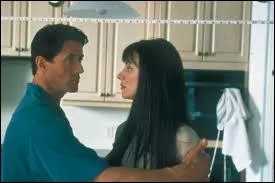 Comment s'appelle la fille que doit protger Sylvester Stallone alias Frankie Delano, dans  Mafia Love  ?