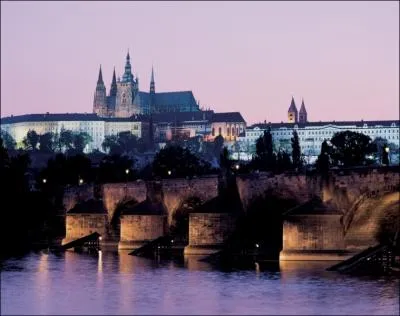 Associez cette photo d'une capitale de pays europen  son drapeau aux paralllogrammes rouge et blanc s'imbriquant dans un triangle bleu. Quel est cet tat ?