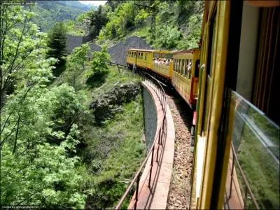 J'espre que le voyage vous a plu car nous avons encore ... . .  parcourir pour dcouvrir l'Union europenne. Compltez en place des pointills.