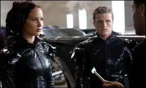 Que fait Peeta quand il revoit Katniss pour la premire fois dans le dictrict 13 ?
