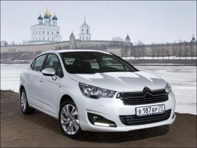 Quelle est cette berline trois volumes lance dbut 2013 en Russie et en Chine qui sera  terme dcline pour l'Amrique du Sud ?