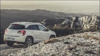 Quel est ce SUV disponible en 2 et 4 roues motrices dvelopp sur une base de Mitsubishi ASX ?