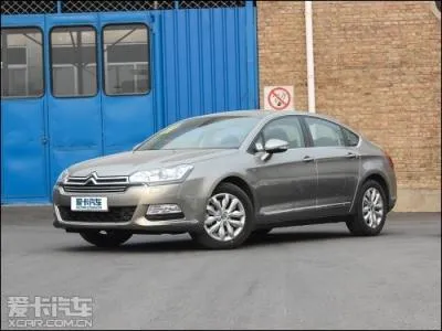 Quelle est cette familiale assemble en France mais aussi en Chine prsente aprs son  restylage  de 2013 pour l'Empire du Milieu sur la photo ?