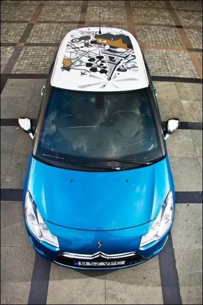 Quelle est cette citadine haut de gamme dveloppe sur une base de C3 assemble exclusivement  l'usine de Poissy en France ?