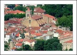 La ville de Cret ( Pyrnes-Orientales ) est chef-lieu ...