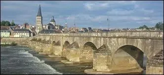 La ville de La Charit-sur-Loire ( Nivre ) est chef-lieu ...