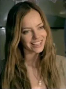 Jimmy, hros de la srie, apprend tardivement qu'il est pre d'une petite fille suite  une relation d'un soir avec Lucy. Quelle est la spcificit de Lucy ?