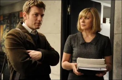 Quel vnement va laisser penser au ghost writer que quelque chose ne tourne pas rond ?