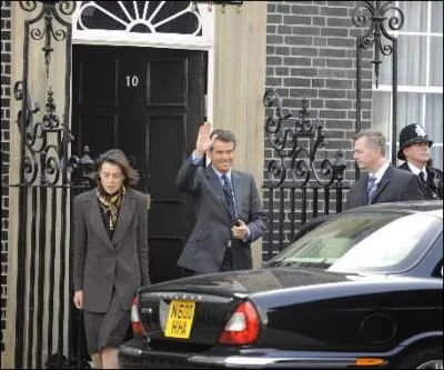 Adam Lang est alors rattrap par son pass et ses dcisions d'intervention guerrires et suiveuses des USA. Son personnage rappelle quel vrai Premier ministre britannique ?