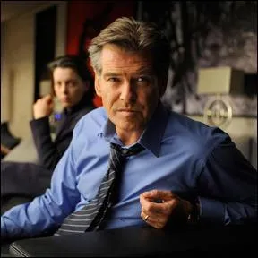 Condamn  stationner sur le territoire amricain sous peine d'tre convoqu par la Cour pnale Internationale (car les USA font partie de la liste des quelques pays qui ne reconnaissent pas l'autorit de la Cour Pnale Internationale), Lang dcide... ?