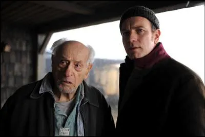 Allant prendre l'air  vlo, pour chapper un peu  l'ambiance morbide de la villa, le ngre s'abrite de la pluie sous l'auvent d'une maison appartenant  un vieillard, lequel lui apprend entre autres... ?