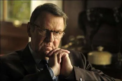 Parvenu  destination, il a un rendez-vous impromptu avec Emmet, lequel se trouve avoir t  Cambridge quand Lang et Ruth s'y trouvaient aussi. Aprs un change avec lui des plus froid et maitris, que constate-t-il ?