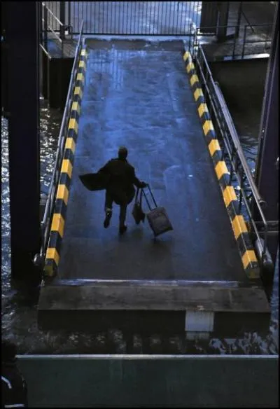 Etant parvenu  rejoindre le ferry, le ngre dcouvre qu'il est suivi par deux hommes. Pris de panique, il saute hors du ferry juste avant que le bateau ne s'loigne de la jete, et appelle  l'aide... ?