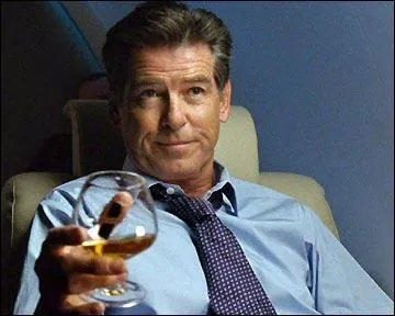 La mort dans l'me, il se rend au rendez-vous, et tente de faire avouer  Lang qu'il est... ?