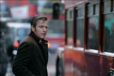 Qu'arrive-t-il au ghost writer, tandis qu'il s'en retourne chez lui aprs l'entretien positif avec le Directeur de la maison d'dition et l'avocat d'Adam Lang qui lui a confi un manuscrit  lire ?