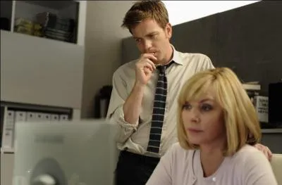 Agrablement surpris par l'assistante de Lang, Amelia Bly, qui l'installe dans son bureau, il dcouvre assez rapidement que celle-ci... ?