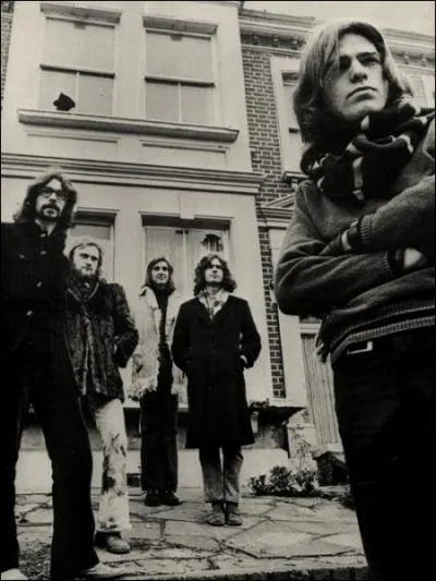 Comment se nomme ce super groupe de progressive rock ?