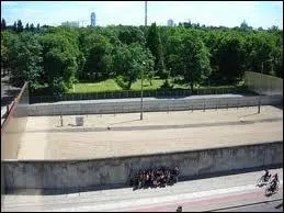 Quel est ce LAND dsert, tampon, militaris, neutralis, blessure, nulle part, conceptuel, virtuel... ?