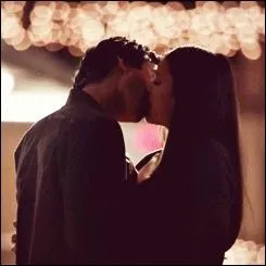 Une scne Delena qui montre l'hsitation d'Elena, accompagne par une charmante musique pour une scne parfaite, une musique qui s'intitule... .