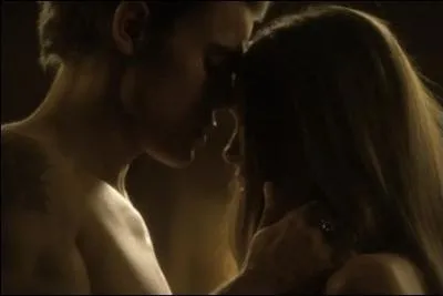 La premire fois entre Stefan et Elena, a ne s'oublie pas ! Le tout sur une musique de Plumb nomme...
