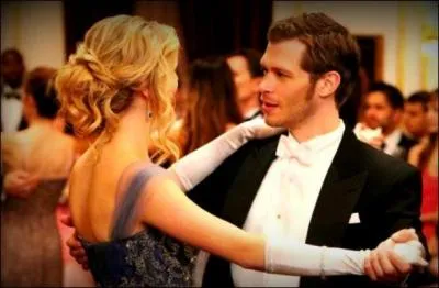 Le bal chez les Mikaelson, que de belles robes ! Et pour finir une danse magnifique accompagne d'une musique d'Ed Sheeran dont le titre est...