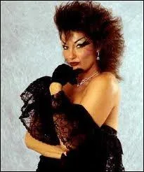 Sensational Sherri , connue aussi sous le nom de Sherri Martel, a fortement contribu au lancement de la carrire solo d'une des plus grandes stars de la WWE des annes 90. De qui s'agit-il ?