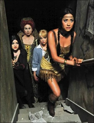 Dans l'épisode d'Halloween de la saison 3, Hanna, Spencer, Emily et Aria sont déguisées en... ?