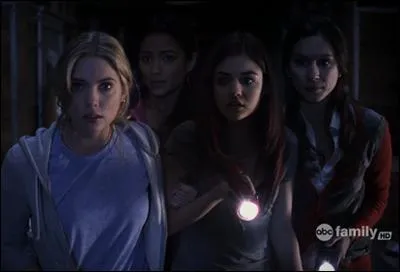 Dans les livres, l'histoire démarre 3 ans après la disparition d'Alison mais dans la série, combien de temps après démarre l'histoire ?