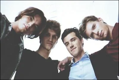 Par qui sont interprétés les personnages récurrents de Caleb, Ezra, Toby et Jason ?